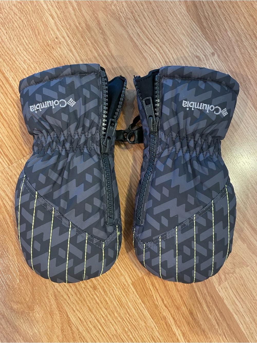 Columbia Kids Black and Gray Patterned Mittens